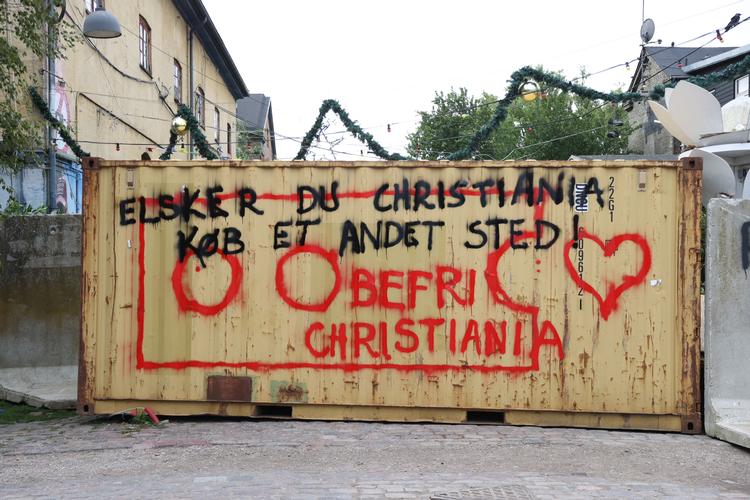 En gruppe christianitter har stillet containere op foran indgangene til Pusher Street. Foto: Finn Frandsen