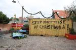 Natten til tirsdag har en gruppe christianitter stillet containere op foran indgangene til Pusher Street. Foto: Finn Frandsen