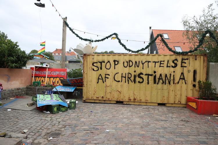 Natten til tirsdag har en gruppe christianitter stillet containere op foran indgangene til Pusher Street. Foto: Finn Frandsen