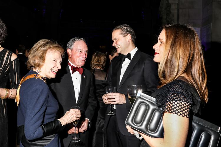 Mæcen Shelby White (tv.) ved siden af multimilliardær og tidligere borgmester i New York Michael Bloomberg, der står ved siden direktør på Metropolitan Museum Max Hollein og hans hustru, Nina Hollein, ved et arrangement på museet.  Foto: Krista Schlueter/Ritzau Scanpix