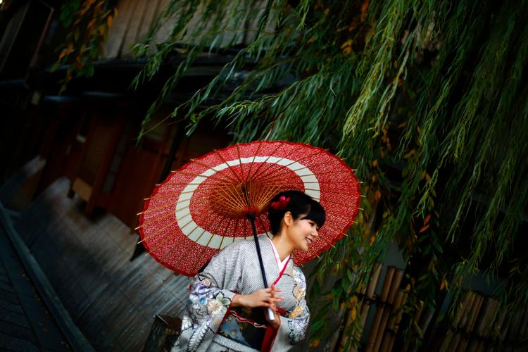Ise-fortællingerne er fast pensum i japanske gymnasier. Og anmelderen forstår det godt. De er overraskende moderne. Foto: Thomas Peter/Ritzau Scanpix
