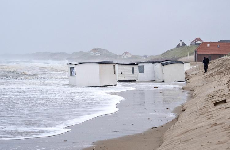 Den kraftige vestenvind gik også ud over nogle af de ikoniske badehuse på Stranden i Løkken.  Foto: Henning Bagger/Ritzau Scanpix