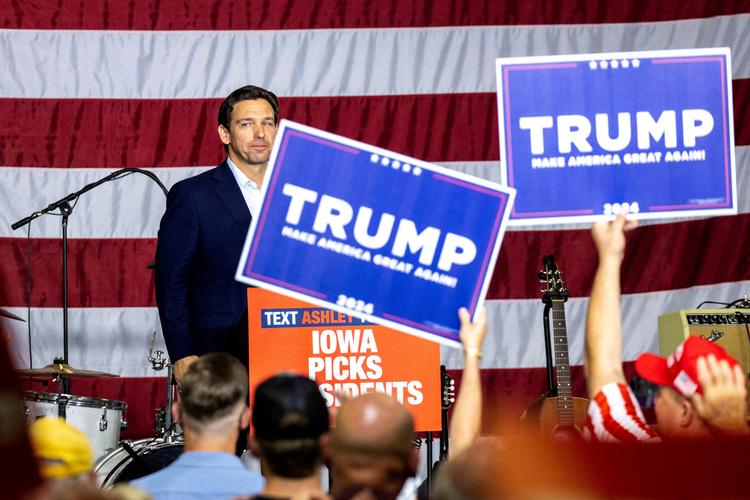 Ron DeSantis talte på et møde fundraisermøde i Iowa for et par dage siden. Han er langt bagefter Donald Trump i meningsmålingerne, og selv blandt publikum støtten til den tidligere præsident markant.  Foto: Joseph Cress/usa Today Network/Ritzau Scanpix