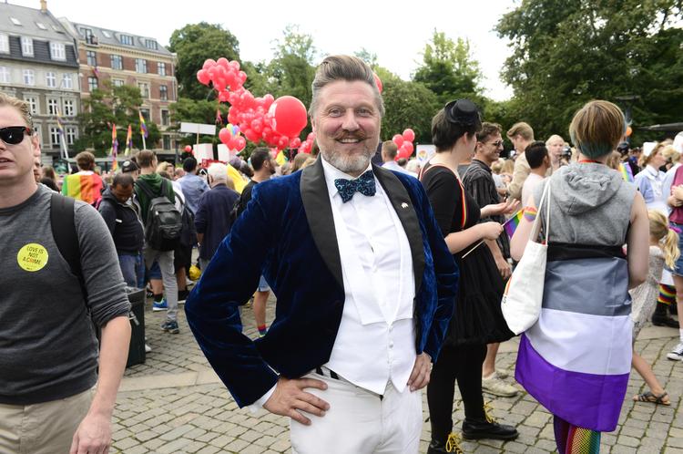 Lars Henriksen har i mere end ti år været forperson for Copenhagen Pride Parade. Det glæder ham, at provinsbyer i hele landet nu får deres egne Pride-optog, inklusiv hans fødeby Holstebro. Foto: Philip Davali