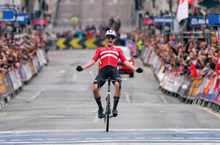 16-årige Albert Withen Philipsen var klart stærkeste knægt, da han lørdag vandt juniorernes linjeløb ved VM i Glasgow efter et uimodståeligt angreb. Foto: Zac Williams/swpix.com/shutterst/Ritzau Scanpix