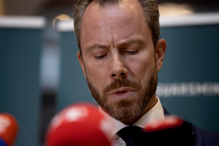 Flere partier stiller nu krav til, at forsvarsminister Jakob Ellemann (V) skal holde embedsfolk i ministeriet ansvarlige for de fejl, der er blevet begået i forbindelse med kanonkøb i milliardklassen. Foto: Finn Frandsen