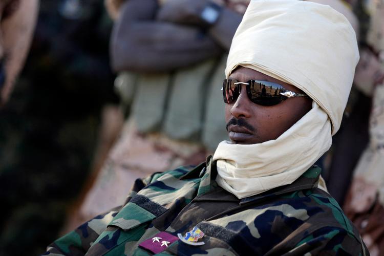 Tchads leder Mahamat Deby udgør en slags undtagelse fra reglen om klassiske militærkup. Generalen kuppede sig ikke til magten men blev bare indsat som præsident, da hans far, Idriss Deby, blev dræbt under kamp med en oprørsgruppe i landet i 2021.     Foto: Kenzo Tribouillard/Ritzau Scanpix