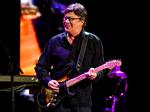     Robbie Robertson havde mange musikalske venner og spillede gerne med dem. Som her, hvor han i 2013 var gæst hos Eric Clapton i New York. Her hyldede han en anden stor legende, Allen Toussaint. Foto: Charles Sykes/Ritzau Scanpix