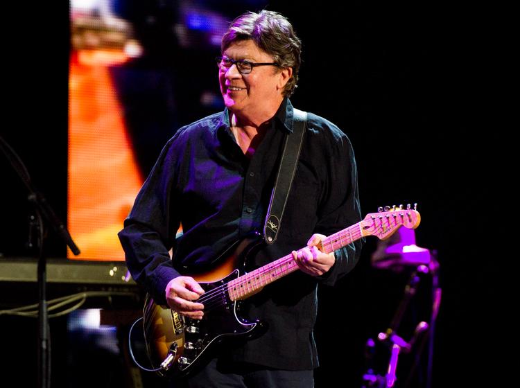     Robbie Robertson havde mange musikalske venner og spillede gerne med dem. Som her, hvor han i 2013 var gæst hos Eric Clapton i New York. Her hyldede han en anden stor legende, Allen Toussaint. Foto: Charles Sykes/Ritzau Scanpix