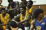 Quincy Isaiah (i midten) er stadig uimodståelig som Magic Johnson, men man bliver lidt ligeglad med hans tricks, når figuren ikke udvikler sig mere, end den gør, i anden sæson. Foto: HBO Max 