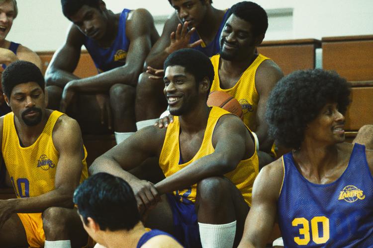 Quincy Isaiah (i midten) er stadig uimodståelig som Magic Johnson, men man bliver lidt ligeglad med hans tricks, når figuren ikke udvikler sig mere, end den gør, i anden sæson. Foto: HBO Max 