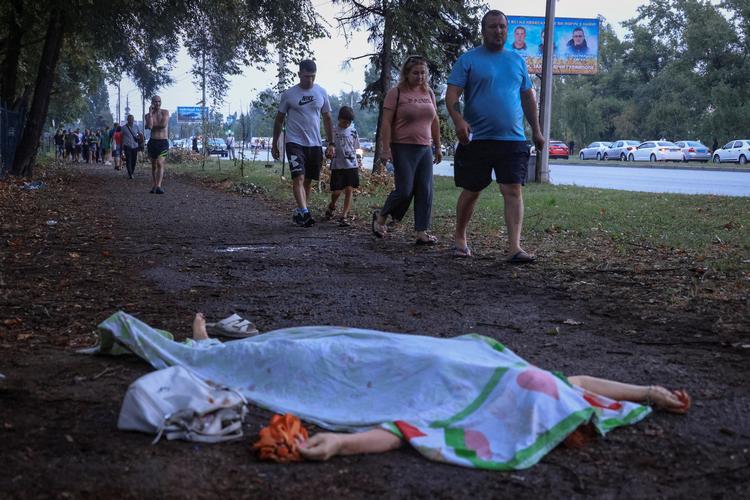 En dræbt kvinde ligger på jorden efter et russisk missil-angreb på Zaporizjaja torsdag. Nu retter en militærekspert en hård kritik af de vestlige politikeres langsomme hjælp til Ukraine under krigen. Foto: Stringer/Ritzau Scanpix