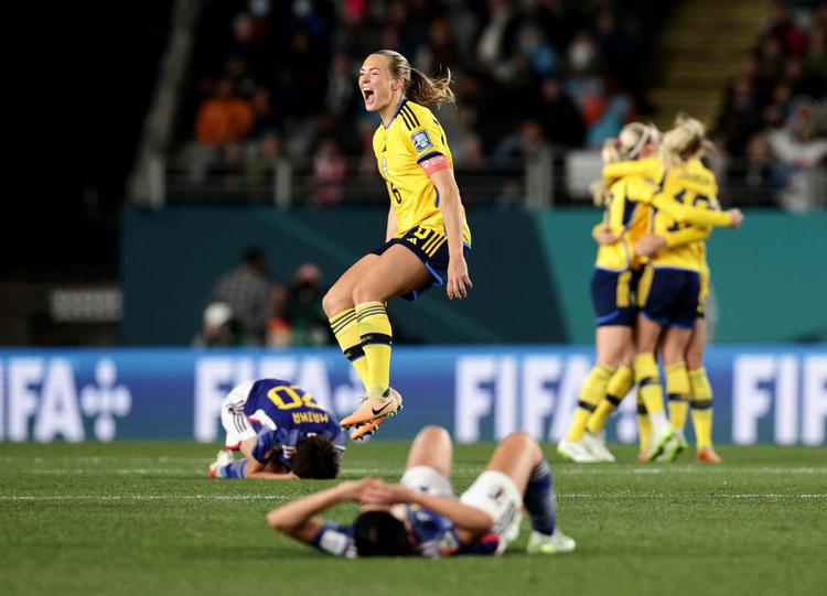 Magdalena Eriksson og resten af det svenske hold kan juble efter sejren i kvartfinalen, men de japanske spillere græmmer sig. Foto: David Rowland/Ritzau Scanpix