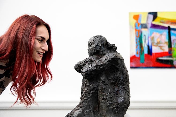 May Lifschitz, skuespiller og model. Her fotograferet ved en tidligere lejlighed på sit yndlingsmuseum, Den Frie Udstillingsbygning.  Foto: Finn Frandsen