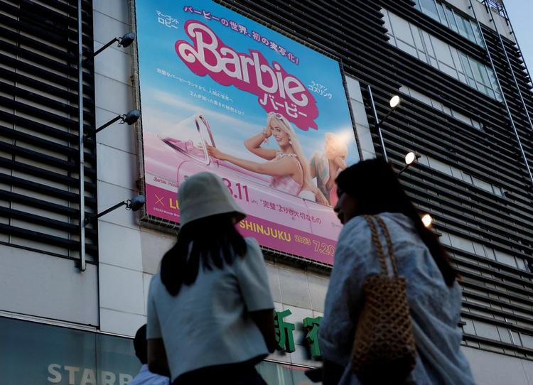 Barbie er lige så historisk og sprængfarlig som Oppenheimer, skriver opinionschef Lotte Folke Kaarsholm. Foto: Kim Kyung-hoon/Ritzau Scanpix