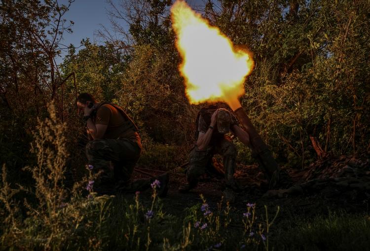 Mortergranat skal blødgøre de russiske forsvarslinjer ved Bakhmut. Den ukrainske offensiv går kun langsomt fremad og kan slet ikke sammenlignes med de hurtige sejre i efteråret 2022 ved Kharkiv og Kherson.

 Foto: Stringer/Ritzau Scanpix