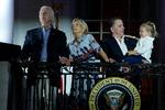 Præsident Joe Biden, førstedame Jill Biden, Hunter Biden og hans søn, Beau Biden kigger på fyrværkeri 4. juli. Hunter Biden er genstand for en efterforskning, der blandt andet involverer mistanke om skatteundragelse. Foto: Susan Walsh/Ritzau Scanpix