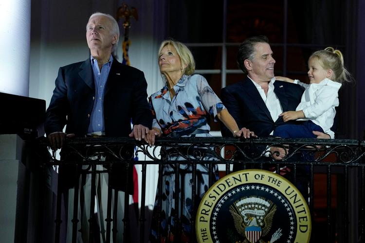Præsident Joe Biden, førstedame Jill Biden, Hunter Biden og hans søn, Beau Biden kigger på fyrværkeri 4. juli. Hunter Biden er genstand for en efterforskning, der blandt andet involverer mistanke om skatteundragelse. Foto: Susan Walsh/Ritzau Scanpix