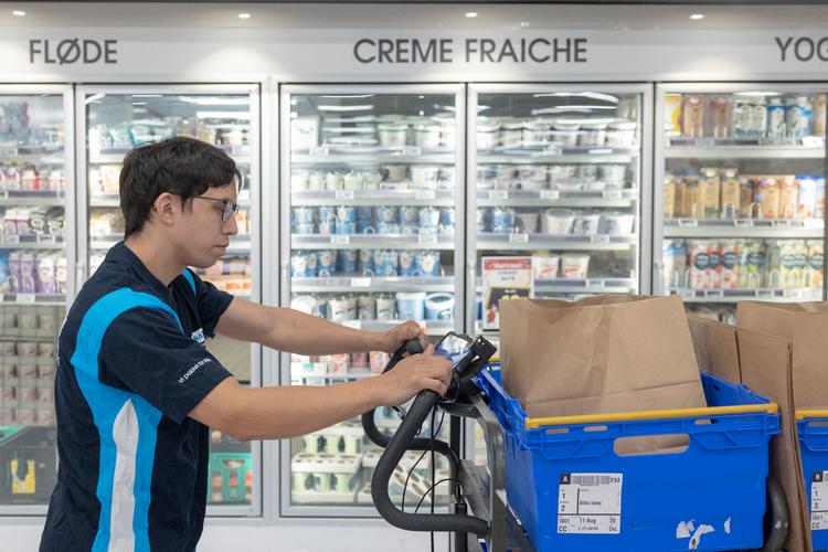 Bilka har allerede et setup, der kan plukke og pakke varerne, da kæden i forvejen har en to go-løsning, hvor kunderne bestiller varerne hjemmefra, men selv kører forbi og afhenter ordren. Foto: Benjamin Krog