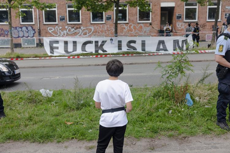 Danske Patrioter afholder demonstration og koranafbrænding ved Islamisk Trossamfunds lokaler i Nordvest med et banner med teksten 'Fuck islam'.  Foto: Anders Holst Pedersen