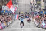  Belgiens Lotte Kopecky  kunne fejre sejren, mens Cecilie Uttrup Ludwig og Demi Vollering kæmpede om de andre medaljer bag hende.  Foto: Maja Smiejkowska/Ritzau Scanpix