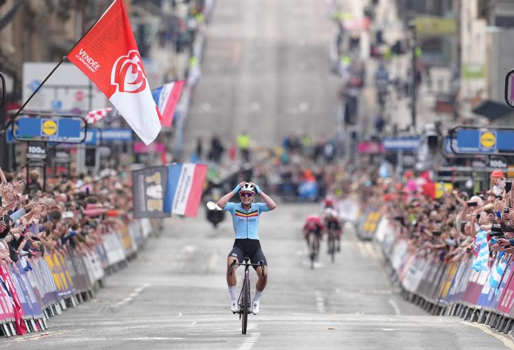  Belgiens Lotte Kopecky  kunne fejre sejren, mens Cecilie Uttrup Ludwig og Demi Vollering kæmpede om de andre medaljer bag hende.  Foto: Maja Smiejkowska/Ritzau Scanpix