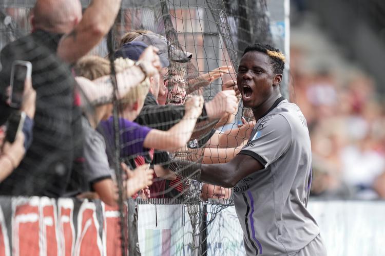 Franculino scorde i sin debut for FC Midtjylland og blev hyldet af de medrejsende fans i Vejle.  Foto: Claus Fisker/Ritzau Scanpix