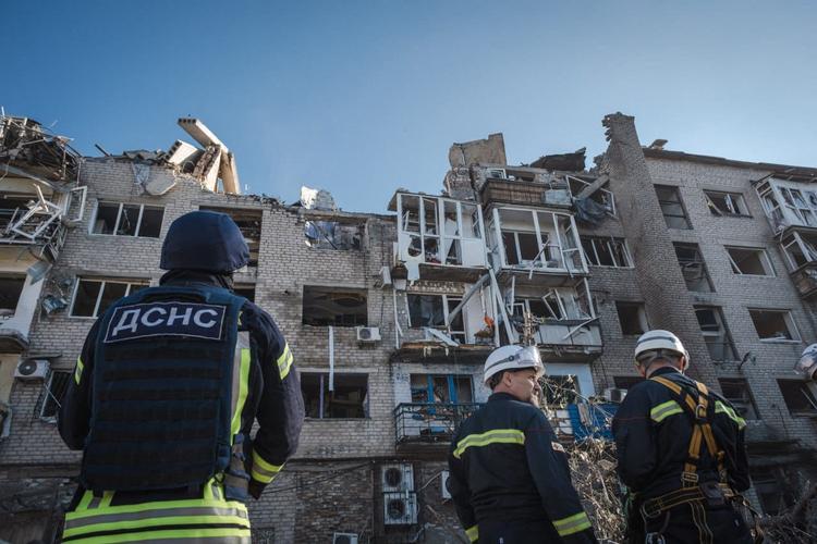 Den ødelagte bygning i Pokrovsk efter det russiske dobbeltangreb. Foto: Handout/Ritzau Scanpix