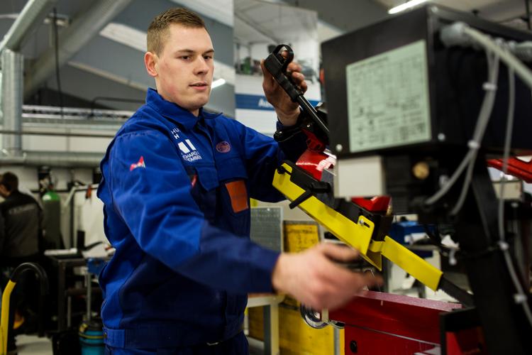 Et svendebrev fra en erhvervsuddannelse skal fremover give adgang til en række videregående uddannelser, på samme måde som en studentereksamen gør, mener regeringen. (arkivfoto) Foto: Sofia Busk