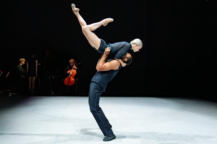 Magiske øjeblikke, da Mikaela Kelly som et forunderligt forvandlingsvæsen går i clinch med  Ryan Tomash i Paul Lightfoots 'Suffer Little Children'.  Foto: Tom McKenzie