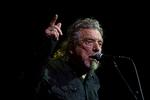     Robert Plant på Roskilde Festival sidste år i selskab med Alison Krauss, som han har et særdeles vellykket samarbejde med i disse år.  Foto: Henning Hjorth
