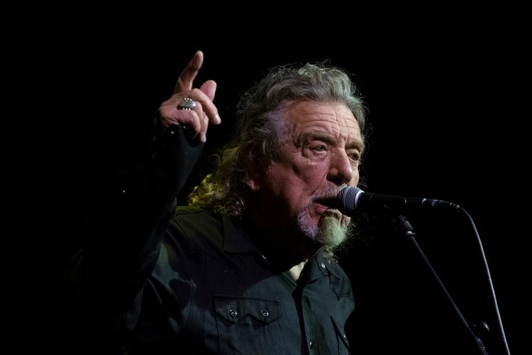     Robert Plant på Roskilde Festival sidste år i selskab med Alison Krauss, som han har et særdeles vellykket samarbejde med i disse år.  Foto: Henning Hjorth