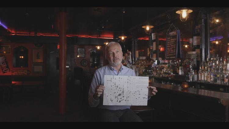 Den tidligere formand for Gay and Lesbian Anti Violence Project, Matt Foreman, fremviser et kort over Chelsea og Greenwich Village på Manhattan fyldt med 600 prikker. Hver prik repræsenterer et voldeligt overfald begået mod en homoseksuel eller transperson i løbet af de første 9 måneder af 1991.  Foto: HBO Max
