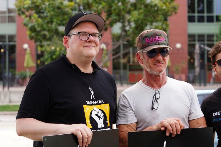 Duncan Crabtree-Ireland sammen med Sean Penn til en af de mange demonstrationer, hvor store filmstjerner kæmper side om side med de mange ukendte skuespillere i Hollywood.  Foto: gotpap/star Max/ipx/Ritzau Scanpix