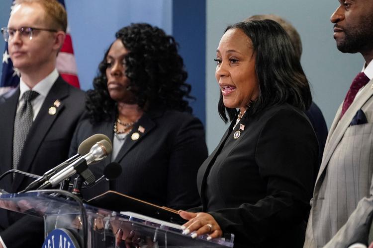 Fani Willis taler til medierne, efter at en storjury bragte anklager mod tidligere præsident Donald Trump og hans allierede. Foto: Elijah Nouvelage/Ritzau Scanpix