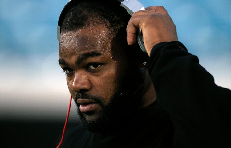 Michael Oher troede, han var blevet adopteret af parret  Leigh Anne og Sean Tuohy. Han hævder, de som hans værger har tjent millioner på hans utrolige historie.  Foto: Chris O'meara/Ritzau Scanpix