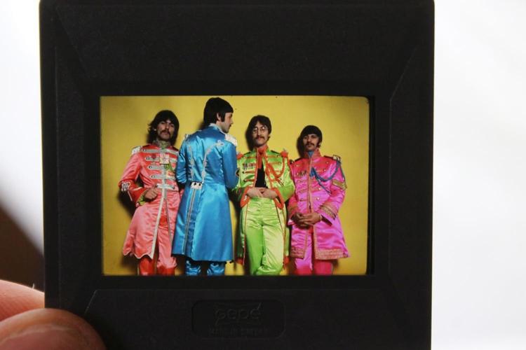 Billedet her skulle bevise, at Paul McCartney var til stede sammen med de tre andre beatler, da der blev taget fotografier til omslaget af  lp’en ’Sgt. Pepper’s Lonely Hearts Club Band’.  Foto: EMI/Wessex Auction Rooms