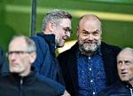 Anders Holch Povlsen (th) deltog ikke selv i pressemødet. Her ses han i selskab med Claus Steinlein ifm. en kamp mod FCK sidste efterår. Foto: Ernst van Norde