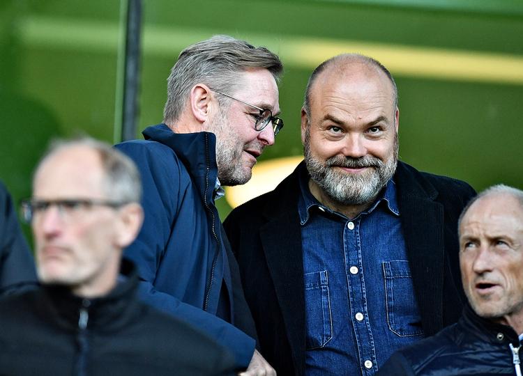 Anders Holch Povlsen (th) deltog ikke selv i pressemødet. Her ses han i selskab med Claus Steinlein ifm. en kamp mod FCK sidste efterår. Foto: Ernst van Norde