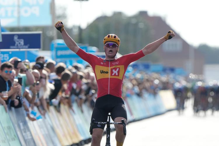 Nnorske Søren Wærenskjold fra Uno-X kørte alene i mål efter en hektisk finale. Foto: Bo Amstrup/Ritzau Scanpix