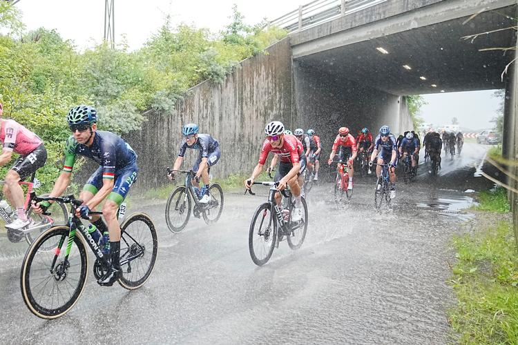 Første etape i PostNord Danmark Rundt 2023 var præget af det omskiftelige vejr med en del regn undervejs. Foto: Bo Amstrup/Ritzau Scanpix