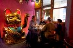 Den gigantiske vinkekat er bare en af mange popkulturelle referencer på Sunset Noodle i Indre By. Foto: Jacob Ehrbahn