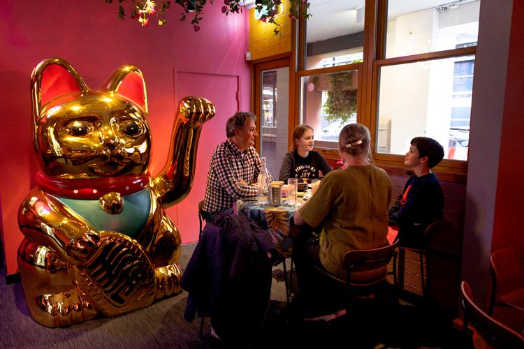 Den gigantiske vinkekat er bare en af mange popkulturelle referencer på Sunset Noodle i Indre By. Foto: Jacob Ehrbahn