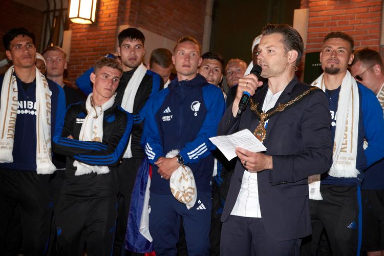 Da FCK blev dansk mester i fodbold for 15. gang blev det fejret ved midnatstid på Frederiksberg Rådhus' balkon. Frederiksbergs borgmester Michael Vindfeldt får nu kritik for at modtage gratis billetter til klubbens kampe. Foto: Jens Dresling