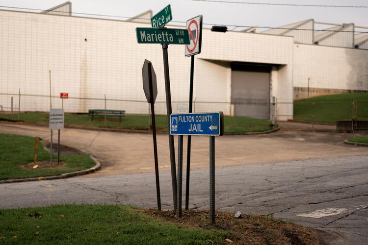 Det er formentlig her i Fulton County Jail i Georgia, at Donald Trump og 18 medtiltalte skal møde op inden den 25. august.  Foto: Cheney Orr/Ritzau Scanpix