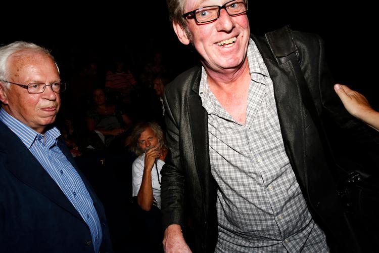 Torben Brandt (th.) kom som 22-årig til Danmarks Radio, og gennem 13 afsnit fortæller han om sine år i statsradiofonien og mødet med lydreportagemestre som Stephen Schwartz.  Foto: Per Folkver