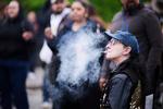 Tyskland er på vej til at legalisere cannabis, men det er ikke uden problemer, når selv sundhedsministeren udtrykker sin skepsis. Her bliver der røget heftigt i Berlin under en demonstration for legaliseringen.  Foto: Annette Riedl/Ritzau Scanpix