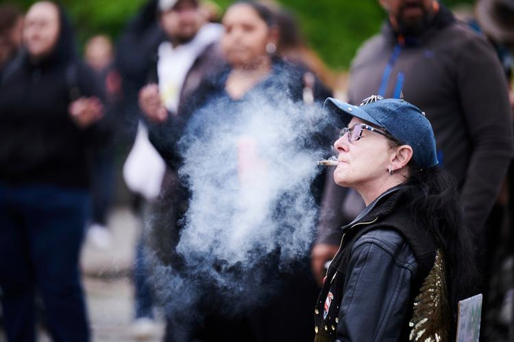 Tyskland er på vej til at legalisere cannabis, men det er ikke uden problemer, når selv sundhedsministeren udtrykker sin skepsis. Her bliver der røget heftigt i Berlin under en demonstration for legaliseringen.  Foto: Annette Riedl/Ritzau Scanpix