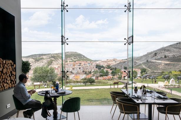 På restaurant Natura har man en fantastisk udsigt over Cuenca og kig til nabomuseets dinosaurudstilling.​  Foto: Hanne Olsen