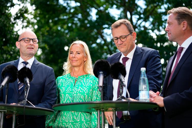 Det Konservative Folkepartis formand, Søren Pape Poulsen,  præsenterede i forbindelse med partiets sommergruppemøde i Nyborg onsdag partiets tre øverste på stemmesedlen til næste års valg til Europa-Parlamentet. Niels Flemming Hansen (nr. to fra højre) bliver spidskandidat. Som nummer to og tre på listen indstilles de tidligere folketingsmedlemmer Marcus Knuth (th.) og Birgitte Bergman Foto: Mads Claus Rasmussen/Ritzau Scanpix